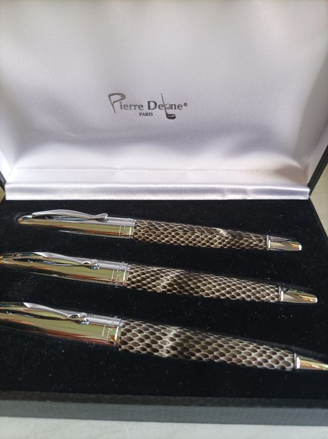 Set compuesto de pluma estilográfica y bolígrafos