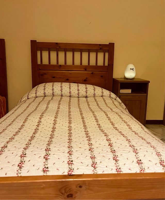 letto e comodino Ikea