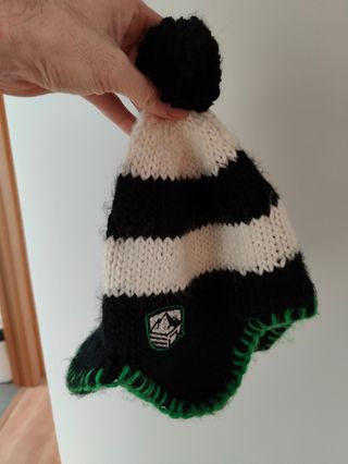 Gorro de lana con visera