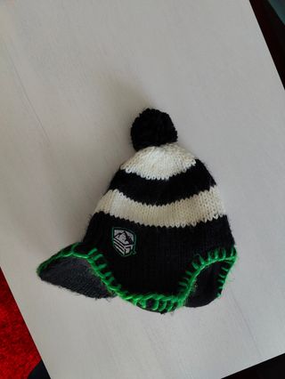 Gorro de lana con visera