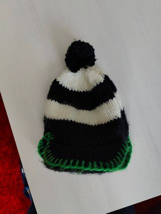 Gorro de lana con visera