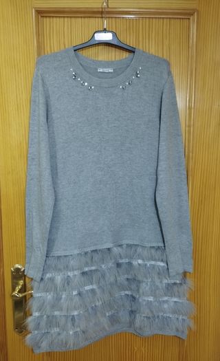 Vestido gris con plumas 