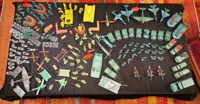 Lote de soldados de plástico y vehículos