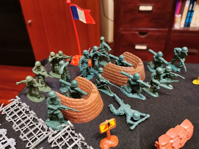 Lote de soldados de plástico y vehículos