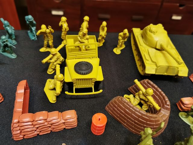 Lote de soldados de plástico y vehículos