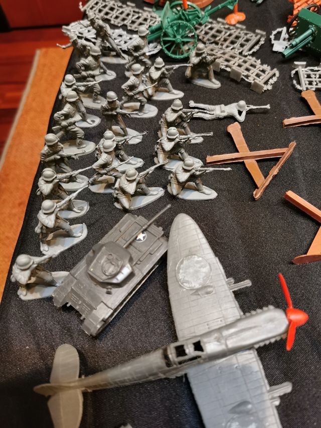 Lote de soldados de plástico y vehículos