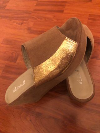 Sandalias plataforma ante marron y tira dorada t40