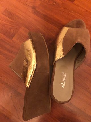 Sandalias plataforma ante marron y tira dorada t40