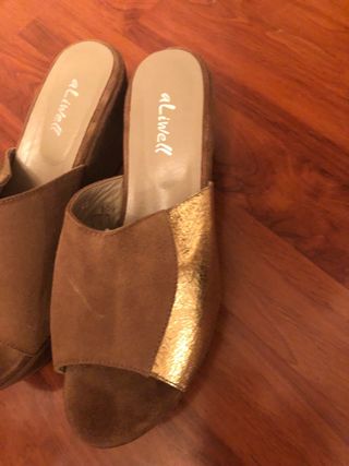 Sandalias plataforma ante marron y tira dorada t40