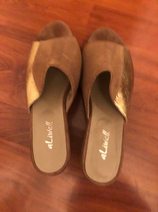 Sandalias plataforma ante marron y tira dorada t40