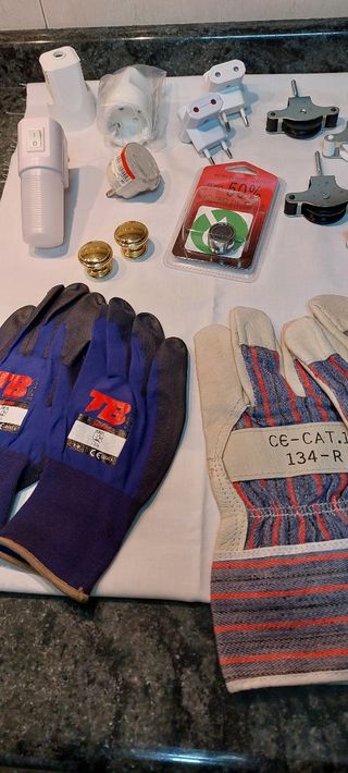 N° 145.- Accesorio electricidad y ferretería