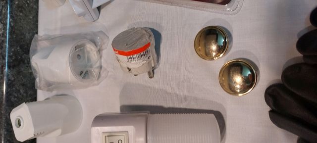 N° 145.- Accesorio electricidad y ferretería