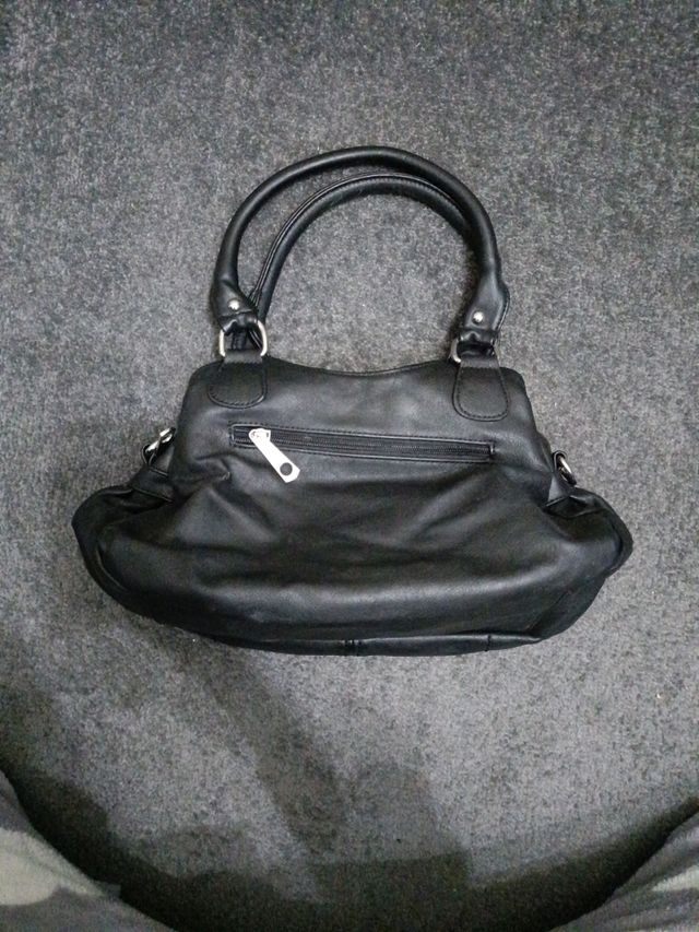 Bolso negro de cuero