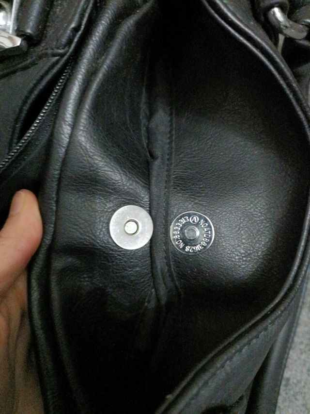 Bolso negro de cuero