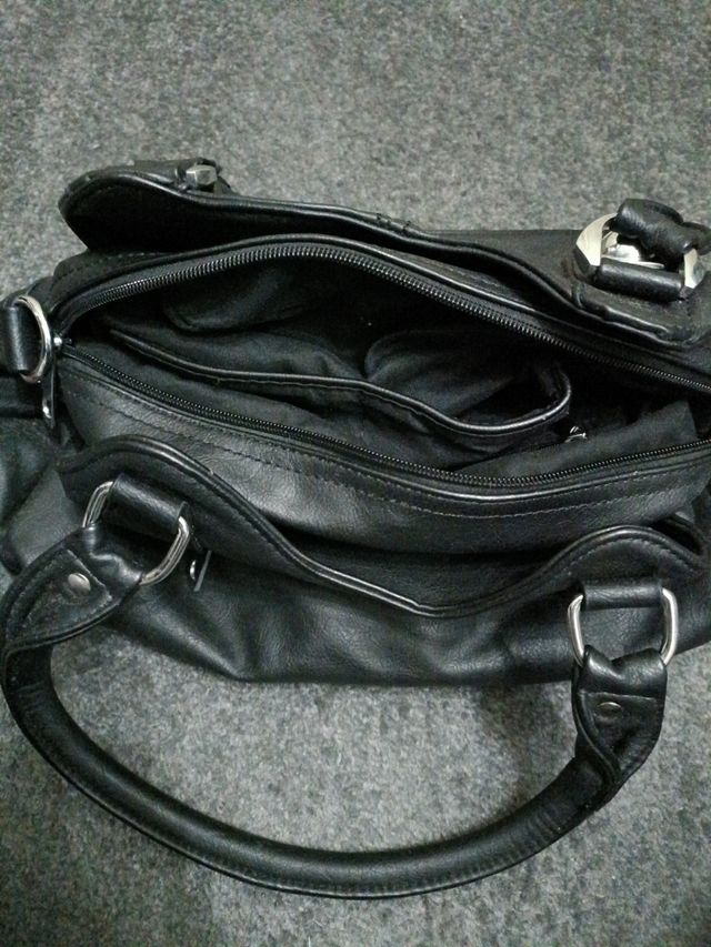 Bolso negro de cuero