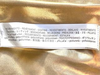 falda larga dorada.