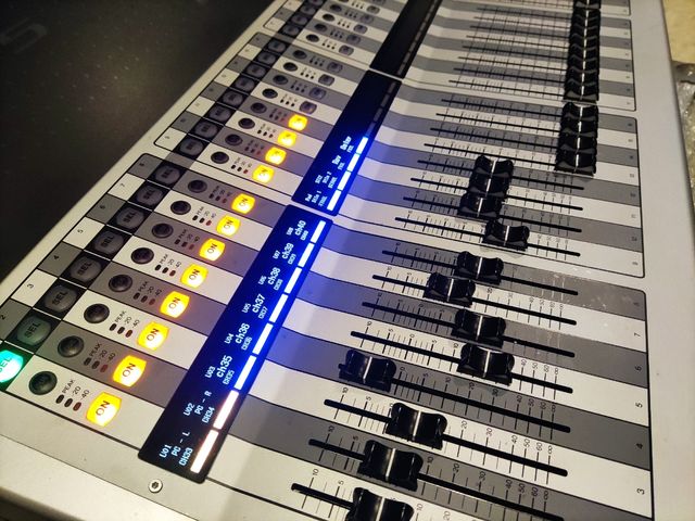 Mesa de mezclas digital Yamaha TF5 32ch