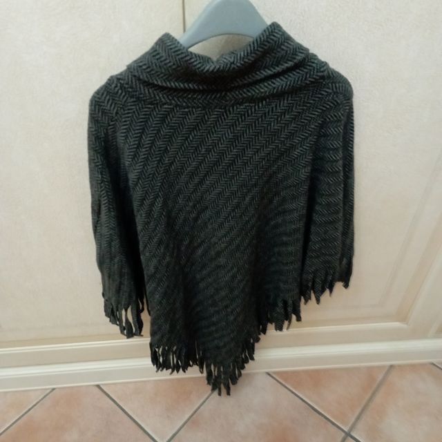 Mantella poncho donna. Piazza Italia