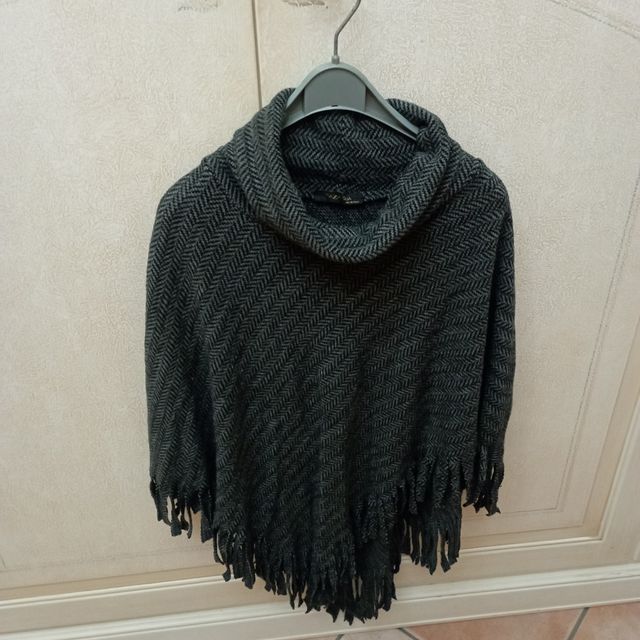 Mantella poncho donna. Piazza Italia