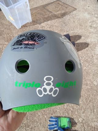 Casco y guantes de skate con protección 