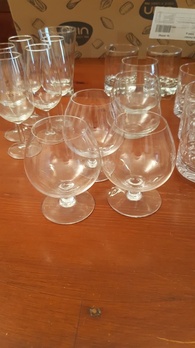 Cristalería. vasos y copas