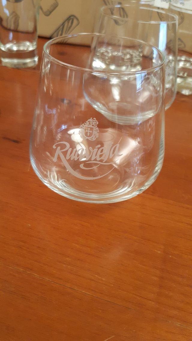 Cristalería. vasos y copas