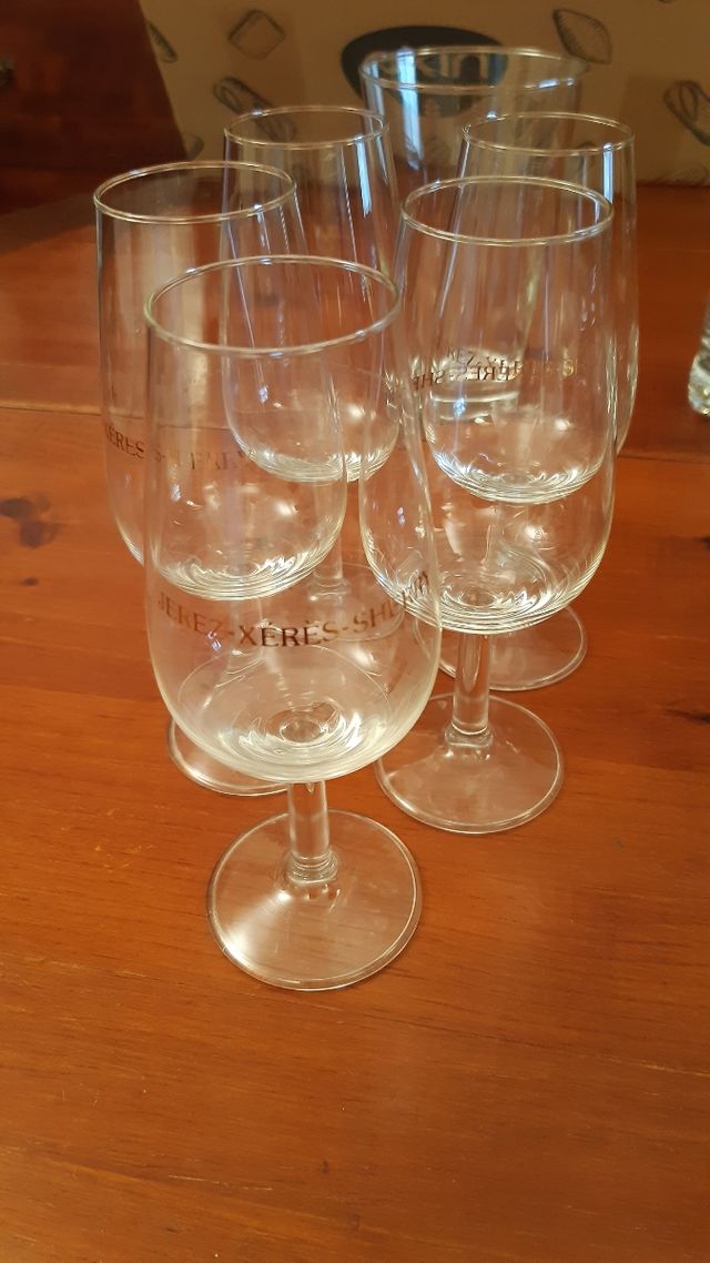 Cristalería. vasos y copas