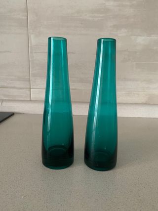 Conjunto de 2 jarrones de cristal de 19 cm.