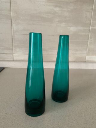 Conjunto de 2 jarrones de cristal de 19 cm.