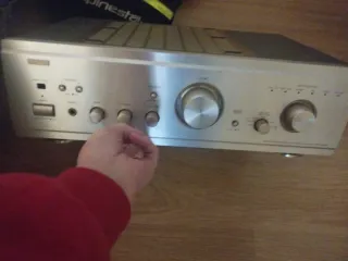 altavoces de sonido Yamaha y amplificador denon.