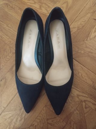 Zapato de punta con tacón cuadrado