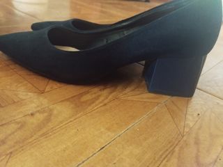 Zapato de punta con tacón cuadrado