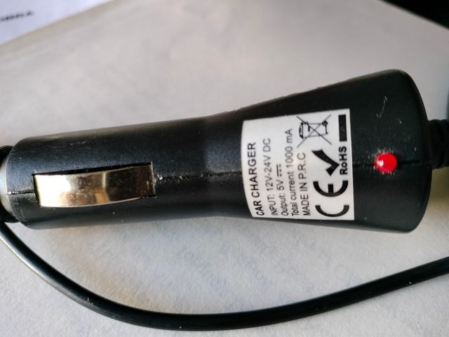 Cargador de móvil para mechero de coche