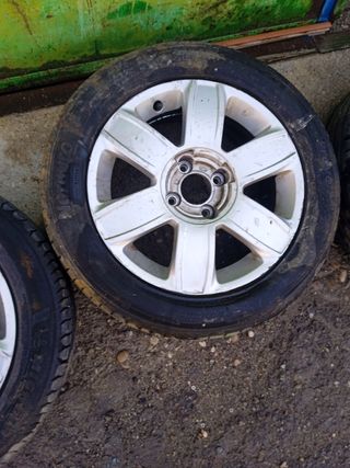 Ruedas con neumáticos de un Citroen