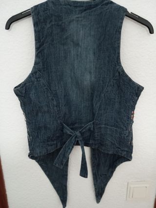 Chaleco vaquero con apliques