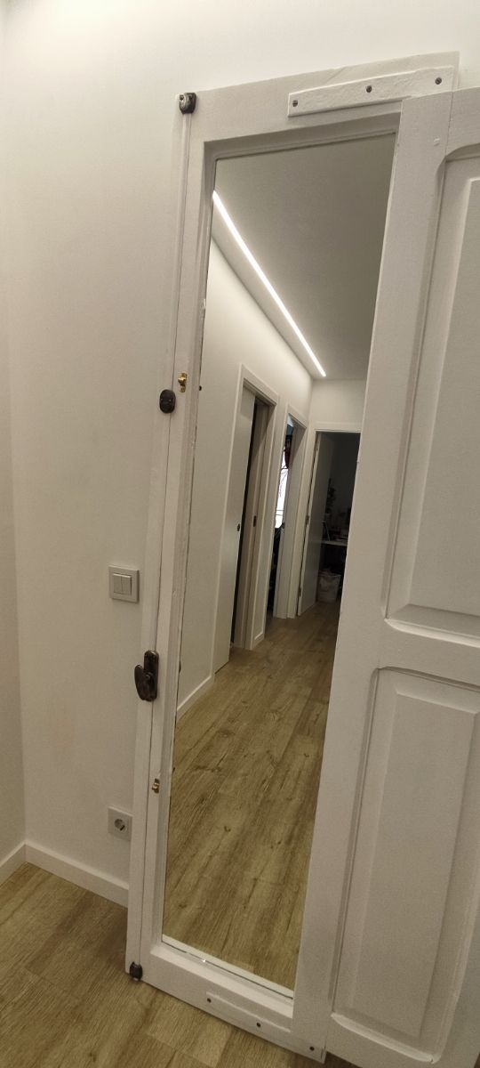 Espejo sobre ventana antigua