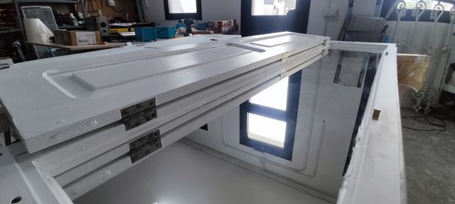 Espejo sobre ventana antigua