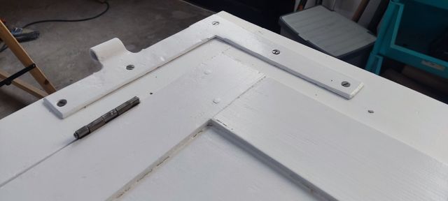 Espejo sobre ventana antigua