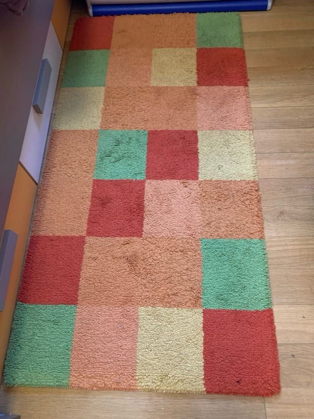 Alfombra dormitorio infantil pie cama