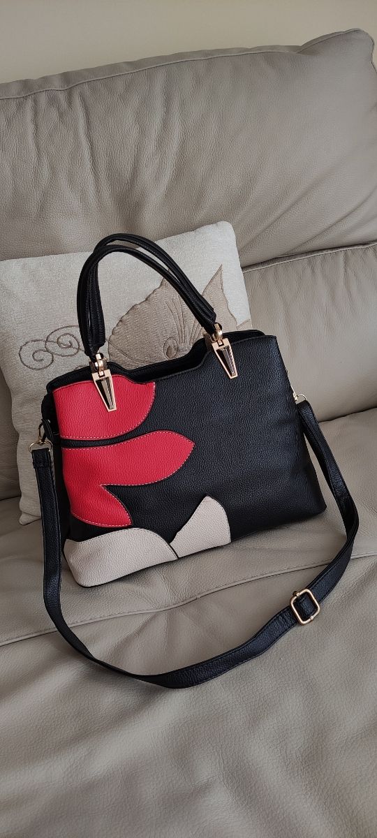 Bolso nuevo. Bolso negro. Bolso de mano.