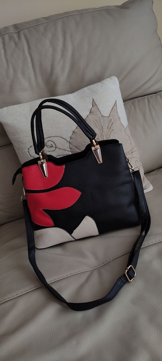 Bolso nuevo. Bolso negro. Bolso de mano.