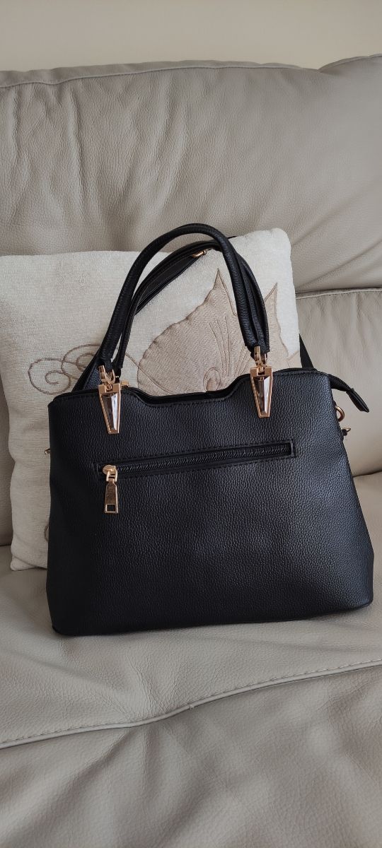 Bolso nuevo. Bolso negro. Bolso de mano.