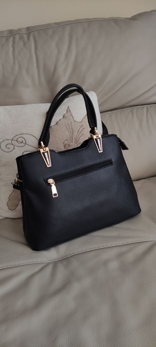 Bolso nuevo. Bolso negro. Bolso de mano.