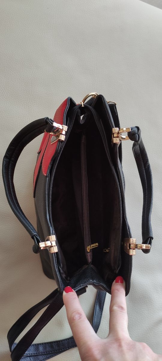 Bolso nuevo. Bolso negro. Bolso de mano.