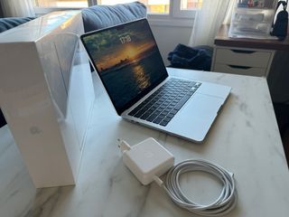 Macbook Air 13 M2 512GB como nuevo