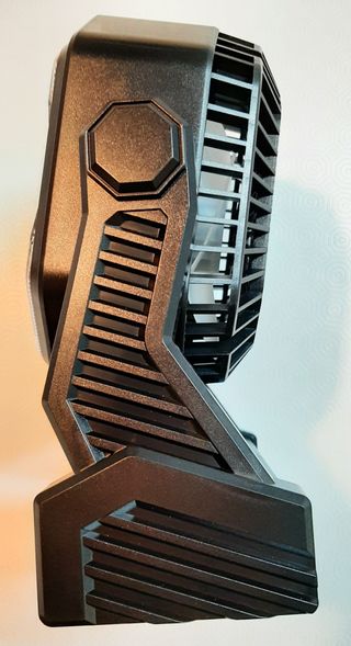 Ventilador con batería recargable y linterna.-