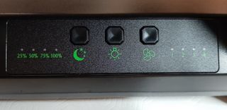 Ventilador con batería recargable y linterna.-