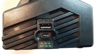 Ventilador con batería recargable y linterna.-