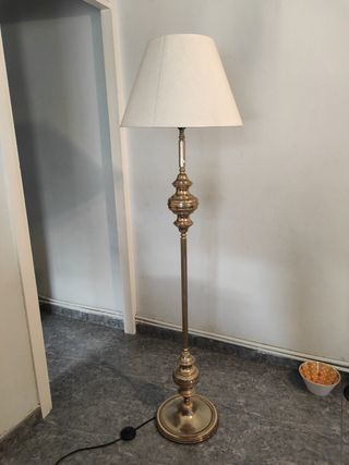 Lampara dorada de pie