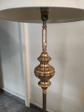 Lampara dorada de pie